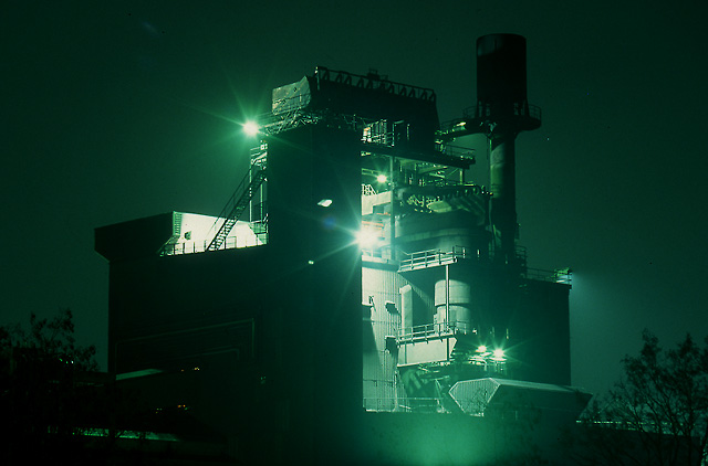 Stahlwerk bei Nacht